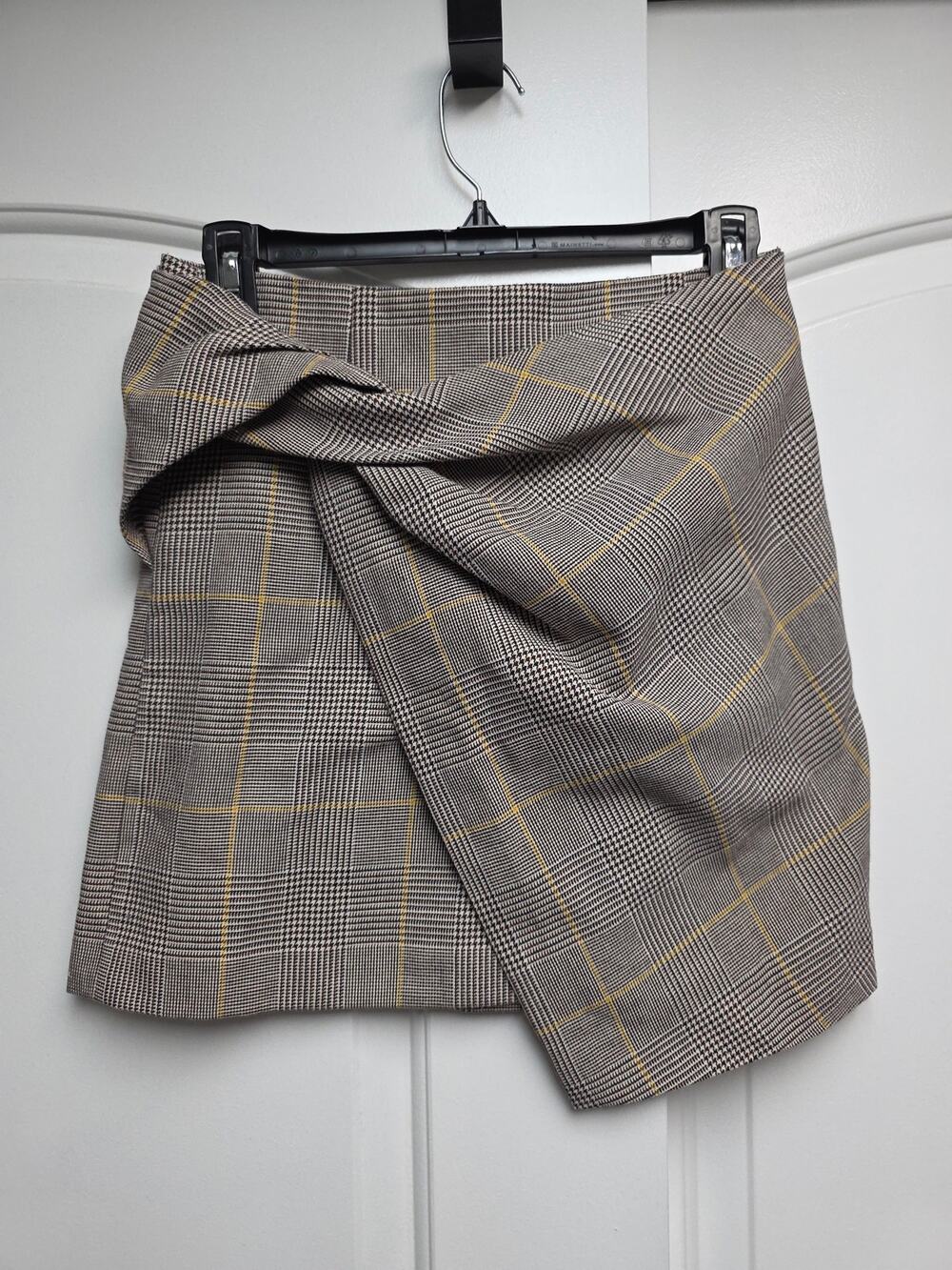Aritzia Babaton Tartan Beige Mini Grid Plaid Faux Twist Wrap Mini Skirt Size 4